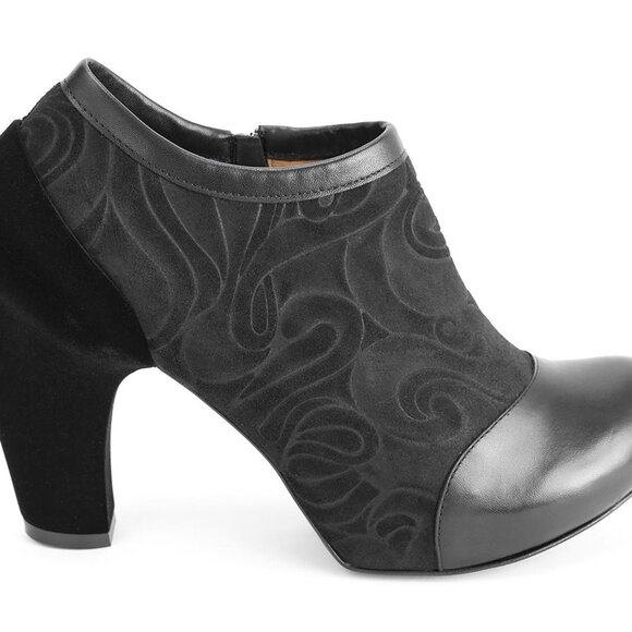 John Fluevog Balthazar VOYAGEUR Black Leather Embossed Suede Ankle Boots Heels - Picture 2 of 12